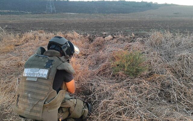 Un démineur de la police neutralisant un objet suspect dans une zone dégagée à proximité de Kiryat Shmona, qui serait un vestige de la guerre contre le Hezbollah, le 11 mai 2025. (Crédit : Police israélienne) Un démineur de la police neutralisant un objet suspect dans une zone dégagée à proximité de Kiryat Shmona, qui serait un vestige de la guerre contre le Hezbollah, le 11 mai 2025. (Crédit : Police israélienne)