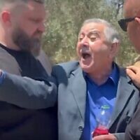 Le maire de Rahat, Talal Alkernawi, interpellant le ministre de la Sécurité nationale Itamar Ben Gvir lors d'une opération policière dans la ville, l'accusant d'avoir mis en danger la vie des employés municipaux après la découverte d'explosifs dans la mairie, le 7 mai 2025. (Crédit : Capture d'écran/Ynet)