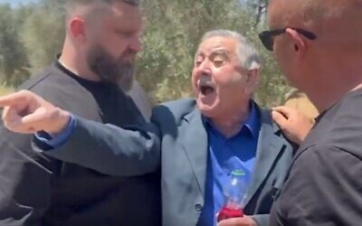 Le maire de Rahat, Talal Alkernawi, interpellant le ministre de la Sécurité nationale Itamar Ben Gvir lors d'une opération policière dans la ville, l'accusant d'avoir mis en danger la vie des employés municipaux après la découverte d'explosifs dans la mairie, le 7 mai 2025. (Crédit : Capture d'écran/Ynet)