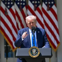 Le président américain Donald Trump s'exprime lors d'une journée nationale de prière dans la roseraie de la Maison Blanche à Washington, DC, le 1er mai 2025. (Crédit : Mandel Ngan/AFP)