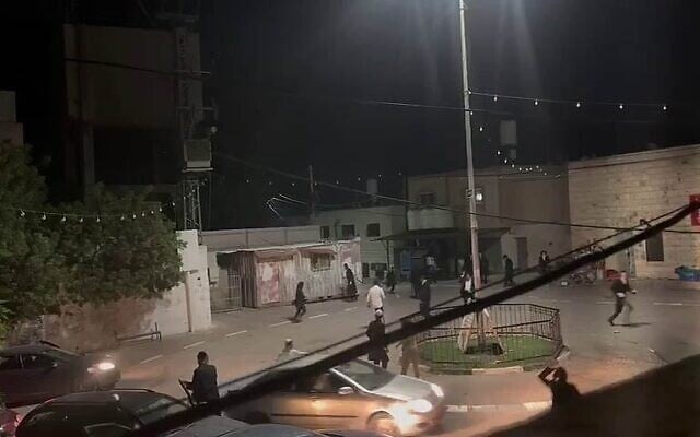 Des Hassidim de la communauté Breslev jetant des pierres sur le village palestinien de Kifl Haris, en Cisjordanie, le 23 avril 2025. (Crédit : Ouhud Hofesh) Des Hassidim de la communauté Breslev jetant des pierres sur le village palestinien de Kifl Haris, en Cisjordanie, le 23 avril 2025. (Crédit : Ouhud Hofesh)