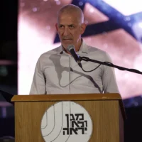 Le chef du Shin Bet, Ronen Bar, annonce qu'il quittera ses fonctions le 15 juin, lors d'un discours prononcé à la mémoire des membres du Shin Bet tombés au combat, le 28 avril 2025. (Capture d'écran)