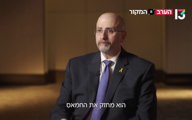 Dan Shapiro lors d'une interview pour l'émission Hamakor de la Treizième chaîne, le 28 avril 2025. (capture d'écran de la Treizième chaîne)