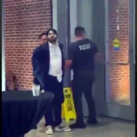 Le suspect dans la fusillade qui a coûté la vie à deux employés de l'ambassade d'Israël au Musée juif de la capitale, Elias Rodriguez, criant « Palestine libre » lors de son arrestation, le 21 mai 2025. (Crédit : Capture d'écran/X ; utilisée conformément à la clause 27a de la loi sur le droit d'auteur)