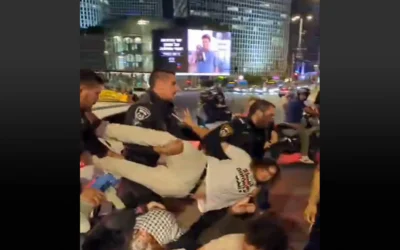 Itamar Greenberg, militant anti-guerre, arrêté par la police lors d'une manifestation à Tel Aviv dans la soirée du 25 mai 2025. (Capture d'écran/X ; utilisée conformément à l'article 27a de la loi sur le droit d'auteur)