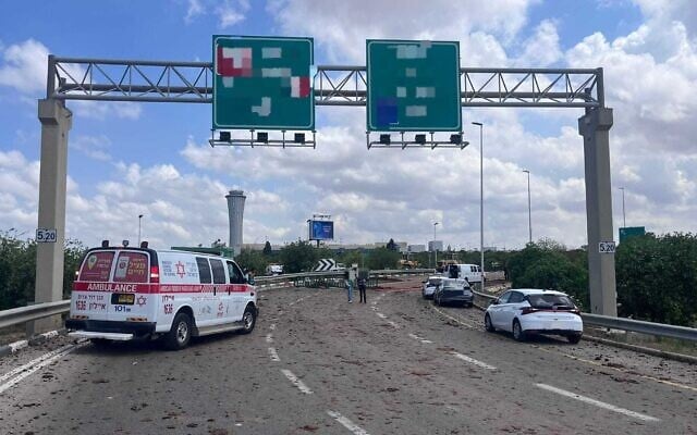 Les services d'urgence à l'aéroport Ben Gourion après le tir d'un missile balistique depuis le Yémen vers Israël le 4 mai 2025. (Crédit : Magen David Adom)