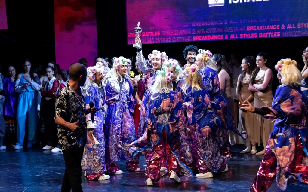 Des danseurs célèbrent leur performance lors du World of Dance Festival et des championnats israéliens de breakdance à Jérusalem, le 13 mai 2025. (Crédit: World of Dance).