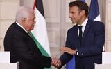 Le président français Emmanuel Macron (à droite) serrant la main du dirigeant de l'Autorité palestinienne Mahmoud Abbas lors d'une conférence de presse, à l'Élysée, à Paris, le 20 juillet 2022. (Crédit : Ludovic Marin/POOL/AFP)