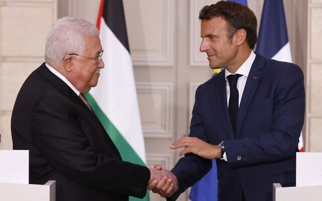 Le président français Emmanuel Macron (à droite) serrant la main du dirigeant de l'Autorité palestinienne Mahmoud Abbas lors d'une conférence de presse, à l'Élysée, à Paris, le 20 juillet 2022. (Crédit : Ludovic Marin/POOL/AFP) Le président français Emmanuel Macron (à droite) serrant la main du dirigeant de l'Autorité palestinienne Mahmoud Abbas lors d'une conférence de presse, à l'Élysée, à Paris, le 20 juillet 2022. (Crédit : Ludovic Marin/POOL/AFP)
