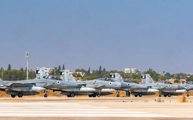 Des avions de chasse de l’armée de l’air israélienne se préparent à décoller pour aller bombarder l'Iran, le 17 juin 2025. (Armée israélienne) Des avions de chasse de l’armée de l’air israélienne se préparent à décoller pour aller bombarder l'Iran, le 17 juin 2025. (Armée israélienne)