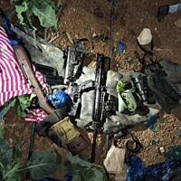 Armes saisies par les forces israéliennes à un réseau du Hamas dans la région de Hébron, en Cisjordanie, sur une photo publiée le 29 juin 2025. (Crédit : Shin Bet)