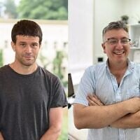 Le Pr. Amos Tanay (à gauche) et le Pr. Liran Shlush de l'Institut Weizmann des sciences, à Rehovot. (Crédit : Eitan Ido)