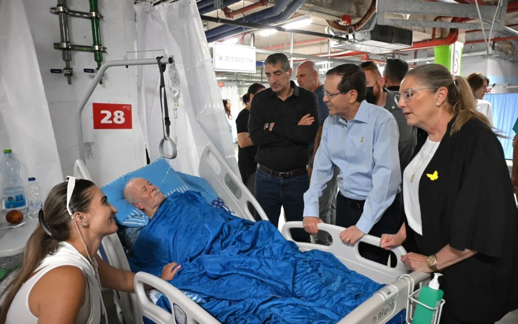 Le président Isaac Herzog rendant visite aux Israéliens blessés lors des récentes frappes de missiles iraniens dans les installations souterraines de l'hôpital Sheba, le 16 juin 2025. (Crédit : Haïm Zach/GPO)
