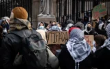 Des militants anti-Israël manifestent devant l'université de Columbia, le 21 janvier 2025. (Crédit : Luke Tress/Times of Israel)