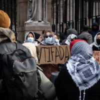 Des militants anti-Israël manifestent devant l'université de Columbia, le 21 janvier 2025. (Crédit : Luke Tress/Times of Israel)