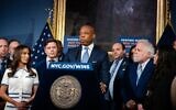 Le maire de New York, Eric Adams, annonçant la création d'un groupe de travail sur l'antisémitisme à l'hôtel de ville, à New York, le 13 mai 2025. (Crédit : Luke Tress/Times of Israel)