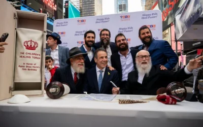 L'ex-gouverneur de l'État de New York, Andrew Cuomo, lors d'un événement marquant l'achèvement d'un nouveau rouleau de la Torah, à New York, le 15 mai 2025. (Crédit : Luke Tress/Times of Israel)