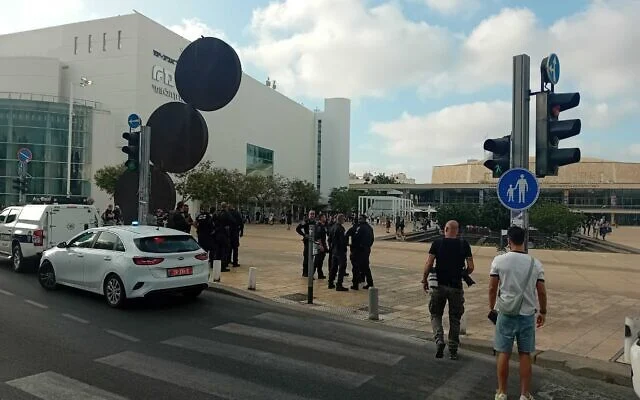 Des policiers se rassemblent sur les lieux d'une manifestation contre la guerre sur la place Habima de Tel Aviv, le 15 juin 2025. (Crédit : Noam Lehmann/Le Times of Israel)