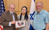 L'ambassadeur américain en Israël, Mike Huckabee, rencontrant Frimet et Arnold Roth, à l'ambassade américaine, à Jérusalem, le 13 mai 2025. (Crédit : Autorisation)