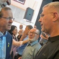 Le président Isaac Herzog (à gauche) rencontrant Raja Khatib, époux et père endeuillé, à Tamra, le 18 juin 2025. (Crédit : Kobi Gideon/GPO)