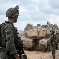 Des soldats de l'armée israélienne opérant à Gaza sur une photo publiée le 9 juin 2025. (Crédit : Armée israélienne)