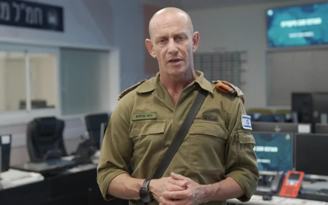 Le chef du Commandement du Front intérieur, le général de division Rafi Milo, s'exprime dans une déclaration vidéo, tôt le 13 juillet 2025. (Crédit : Armée israélienne)