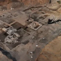 Un sarcophage en marbre du 3e siècle gravé de scènes de la mythologie grecque a été découvert à Césarée, a annoncé l'Autorité des antiquités d'Israël le 9 juin 2025. Sur cette photo, vue aérienne des fouilles. (Crédit : Emil Aladjem, Autorité des antiquités d'Israël)