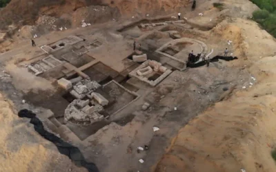 Un sarcophage en marbre du 3e siècle gravé de scènes de la mythologie grecque a été découvert à Césarée, a annoncé l'Autorité des antiquités d'Israël le 9 juin 2025. Sur cette photo, vue aérienne des fouilles. (Crédit : Emil Aladjem, Autorité des antiquités d'Israël)