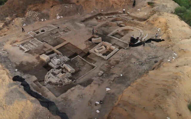Un sarcophage en marbre du 3e siècle gravé de scènes de la mythologie grecque a été découvert à Césarée, a annoncé l'Autorité des antiquités d'Israël le 9 juin 2025. Sur cette photo, vue aérienne des fouilles. (Crédit : Emil Aladjem, Autorité des antiquités d'Israël)