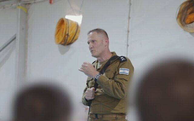 Le général Tomer Bar, chef de l'armée de l'air israélienne, s'adressant aux opérateurs de drones dans une vidéo diffusée le 21 juin 2025. (Crédit : Armée israélienne) Le général Tomer Bar, chef de l'armée de l'air israélienne, s'adressant aux opérateurs de drones dans une vidéo diffusée le 21 juin 2025. (Crédit : Armée israélienne)