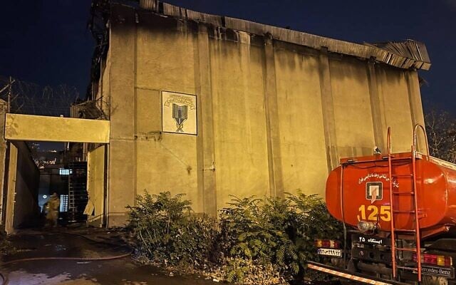 Cette image obtenue par l'agence de presse iranienne IRNA le 16 octobre 2022, montre un camion de pompiers devant la prison d'Evin, au nord-ouest de la capitale iranienne Téhéran. (Crédit : AFP) Cette image obtenue par l'agence de presse iranienne IRNA le 16 octobre 2022, montre un camion de pompiers devant la prison d'Evin, au nord-ouest de la capitale iranienne Téhéran. (Crédit : AFP)