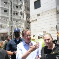 Photo d'illustration : Le président Isaac Herzog visite les lieux d'une frappe de missile iranien meurtrière dans la ville de Bat Yam, le 15 juin 2025 (Crédit : Amos Ben Gershom/GPO)