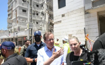 Photo d'illustration : Le président Isaac Herzog visite les lieux d'une frappe de missile iranien meurtrière dans la ville de Bat Yam, le 15 juin 2025 (Crédit : Amos Ben Gershom/GPO) Photo d'illustration : Le président Isaac Herzog visite les lieux d'une frappe de missile iranien meurtrière dans la ville de Bat Yam, le 15 juin 2025 (Crédit : Amos Ben Gershom/GPO)