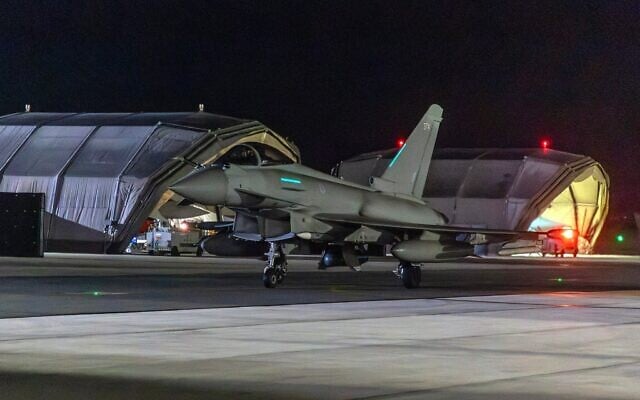 Le retour d'avions Typhoon de la RAF à la base aérienne d'Akrotiri à Chypre, après avoir frappé des cibles militaires au Yémen, tôt le 12 janvier 2024, sur cette photo publiée le 14 février 2022. (Crédit : Sgt Lee Goddard/Ministère britannique de la Défense/AFP)