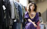 Meital Peleg Mizrachi portant une robe qui appartenait autrefois à sa grand-mère et qu'elle a depuis modifiée. (Crédit : Tomariko)