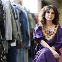 Meital Peleg Mizrachi portant une robe qui appartenait autrefois à sa grand-mère et qu'elle a depuis modifiée. (Crédit : Tomariko)