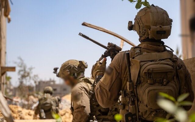 Des soldats de l'armée israélienne appartenant à la Brigade Kfir opèrent dans la bande de Gaza, sur des images publiées le 2 juin 2025. (Crédit : Armée israélienne)