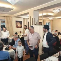 Des Israéliens bloqués à l'étranger se retrouvent au Centre Habad Piazza Bologna à Rome avant le Shabbat, suite à la fermeture de l'espace aérien israélien en raison de la guerre contre l'Iran, le vendredi 13 juin 2025. (Autorisation)