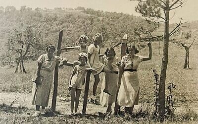 La famille de Robert Einstein, Nina, Lorenza, Paola, Cici, Seba et Luce, à Pérouse, en Italie, sur une photo non datée. (Crédit : Anna Maria Boldrini)