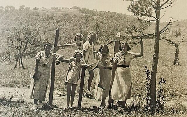 La famille de Robert Einstein, Nina, Lorenza, Paola, Cici, Seba et Luce, à Pérouse, en Italie, sur une photo non datée. (Crédit : Anna Maria Boldrini)