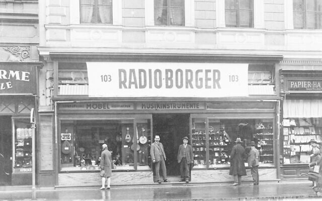 Le magasin de Leo Borger vendant des radios et des instruments de musique, avant son « aryanisation » dans la période précédant la Shoah, sur la Landstrasse Haupstrasse de Vienne, en 1933. (Crédit : Autorisation)