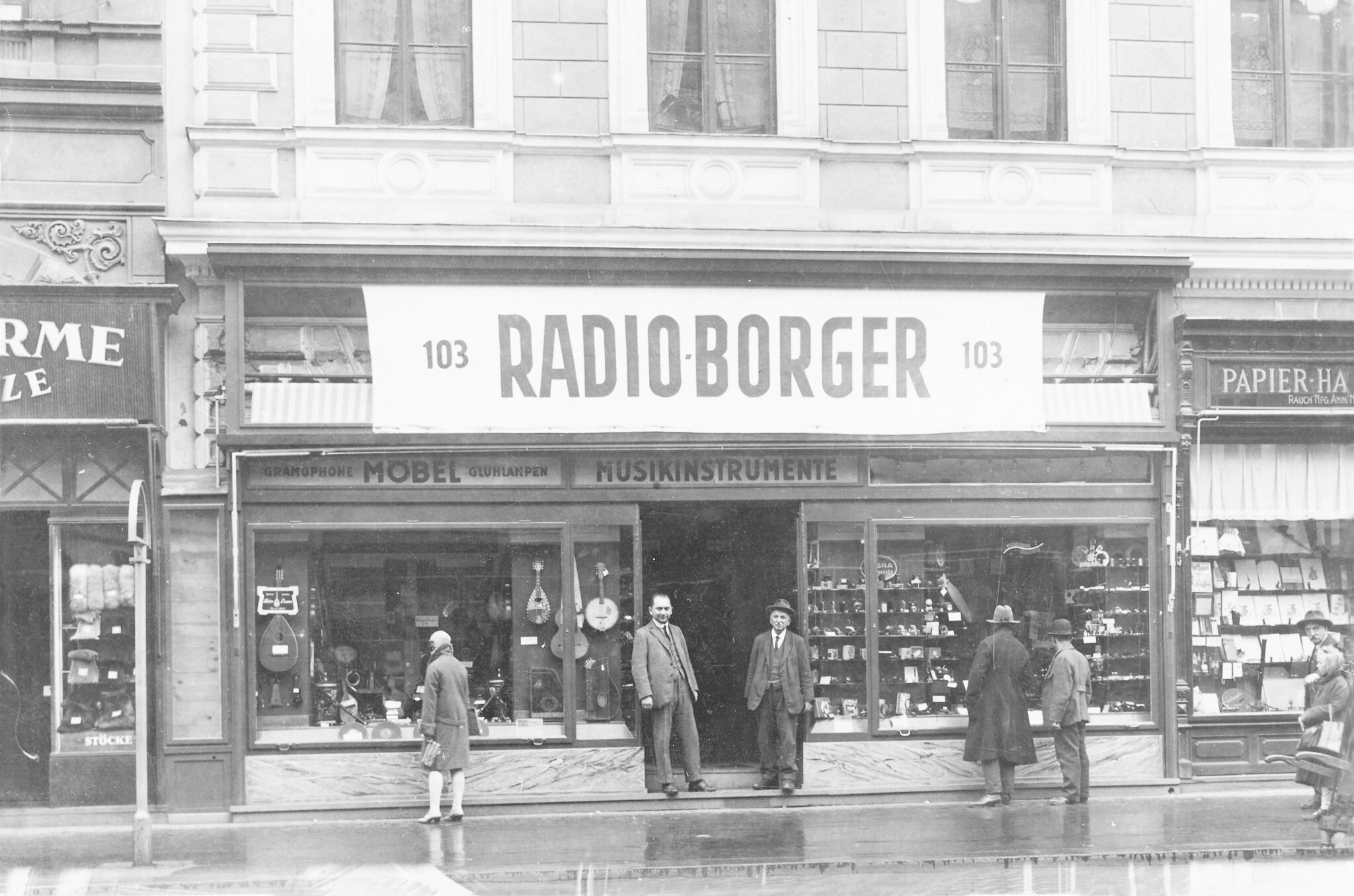 Le magasin de Leo Borger vendant des radios et des instruments de musique, avant son « aryanisation » dans la période précédant la Shoah, sur la Landstrasse Haupstrasse de Vienne, en 1933. (Crédit : Autorisation) Le magasin de Leo Borger vendant des radios et des instruments de musique, avant son « aryanisation » dans la période précédant la Shoah, sur la Landstrasse Haupstrasse de Vienne, en 1933. (Crédit : Autorisation)