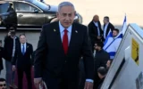 Le Premier ministre Benjamin Netanyahu montant à bord de L'aile de Sion, à l'aéroport Ben Gurion avant un déplacement aux États-Unis, le 2 février 2025. (Crédit : Avi Ohayon/GPO)