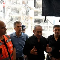 Le Premier ministre Benjamin Netanyahu visite le site d'une frappe meurtrière iranienne dans la ville de Bat Yam, le 15 juin 2025 (Crédit : Avi Ohayon/GPO)