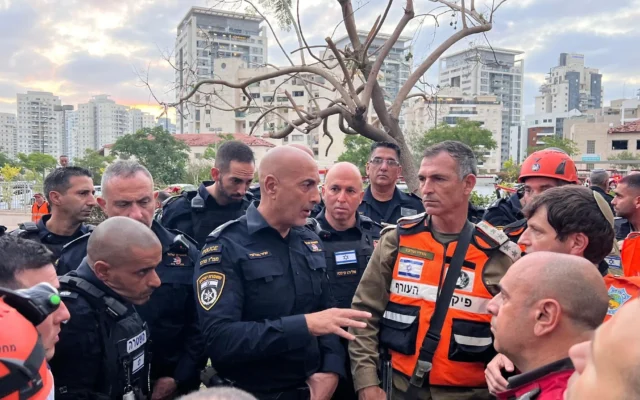 Le commandant de la police du district central, Yair Hetzroni, sur le site d'impact d'un missile iranien à Petah Tikva, le 15 juin 2025. (Crédit : Police israélienne) Le commandant de la police du district central, Yair Hetzroni, sur le site d'impact d'un missile iranien à Petah Tikva, le 15 juin 2025. (Crédit : Police israélienne)