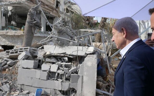 Le Premier ministre Benjamin Netanyahu, sur le site d'impact d'un missile iranien, à Rishon Lezion, le 23 juin 2025. (Crédit : Amos Ben Gershom/GPO) Le Premier ministre Benjamin Netanyahu, sur le site d'impact d'un missile iranien, à Rishon Lezion, le 23 juin 2025. (Crédit : Amos Ben Gershom/GPO)