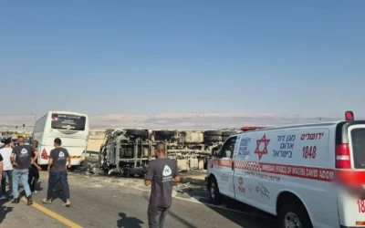 Un accident de circulation entre un camion et un bus le long de la route 1 en Cisjordanie, à l'Est de Jérusalem, aux abords de la Mer morte, le 4 juin 2025. (Crédit : Magen David Adom)