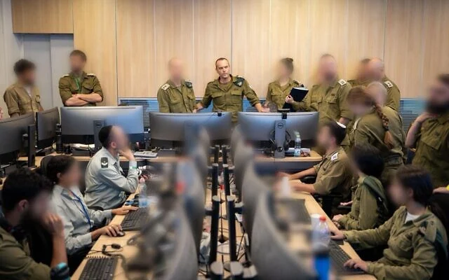 Le chef du renseignement militaire, le major général Shlomi Binder, prend la parole devant des soldats dans un centre de commandement, le 13 juin 2025 au matin. (Armée israélienne)