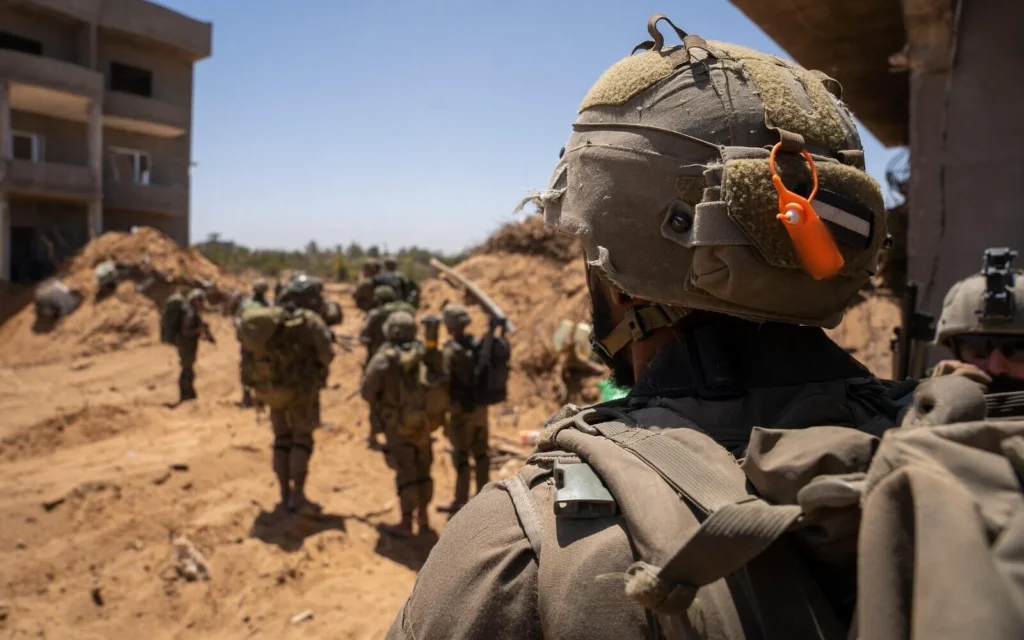 Des soldats de la 7ᵉ brigade du Corps Blindé Mécanisé opérant dans la bande de Gaza, sur une photo publiée le 1ᵉʳ juin 2025. (Crédit : Armée israélienne)