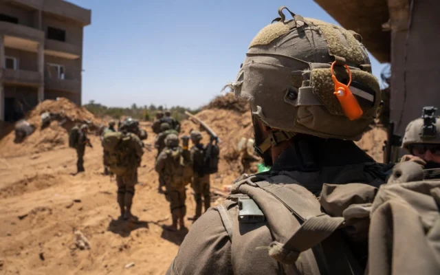 Des soldats de la 7ᵉ brigade du Corps Blindé Mécanisé opérant dans la bande de Gaza, sur une photo publiée le 1ᵉʳ juin 2025. (Crédit : Armée israélienne)